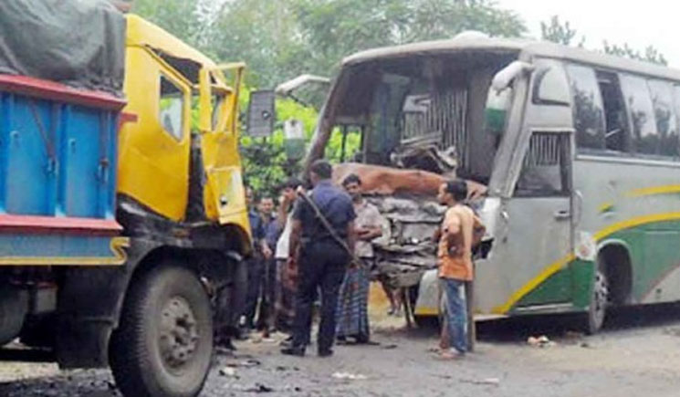 ব্রাহ্মণবাড়িয়ায় বাস-ট্রাক সংঘর্ষে নিহত ২