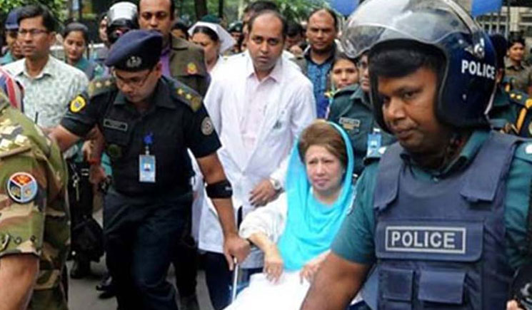 হাজিরা দিতে হুইল চেয়ারে আদালতে খালেদা