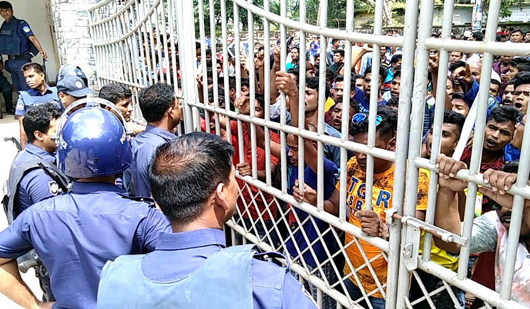 ময়মনসিংহে কলেজশিক্ষক লাঞ্ছিত: থানা ঘেরাও ভাংচুর আহত ১৫