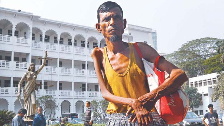 চাপাতি, হকিস্টিক দিয়ে পুলিশকে আক্রমণ করেছেন পঙ্গু তারা মিয়া!