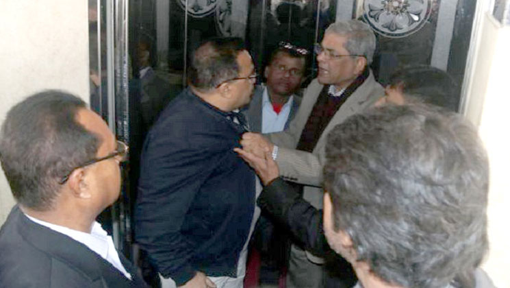 বগুড়ায় হঠাৎ বিএনপি নেতার কলার ধরলেন ফখরুল!