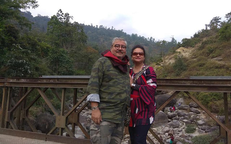 দার্জিলিং সফরে স্ত্রীর সঙ্গে এই ছবিটি ফেইসবুকে দিয়েছিলেন সাইমুন কনক
