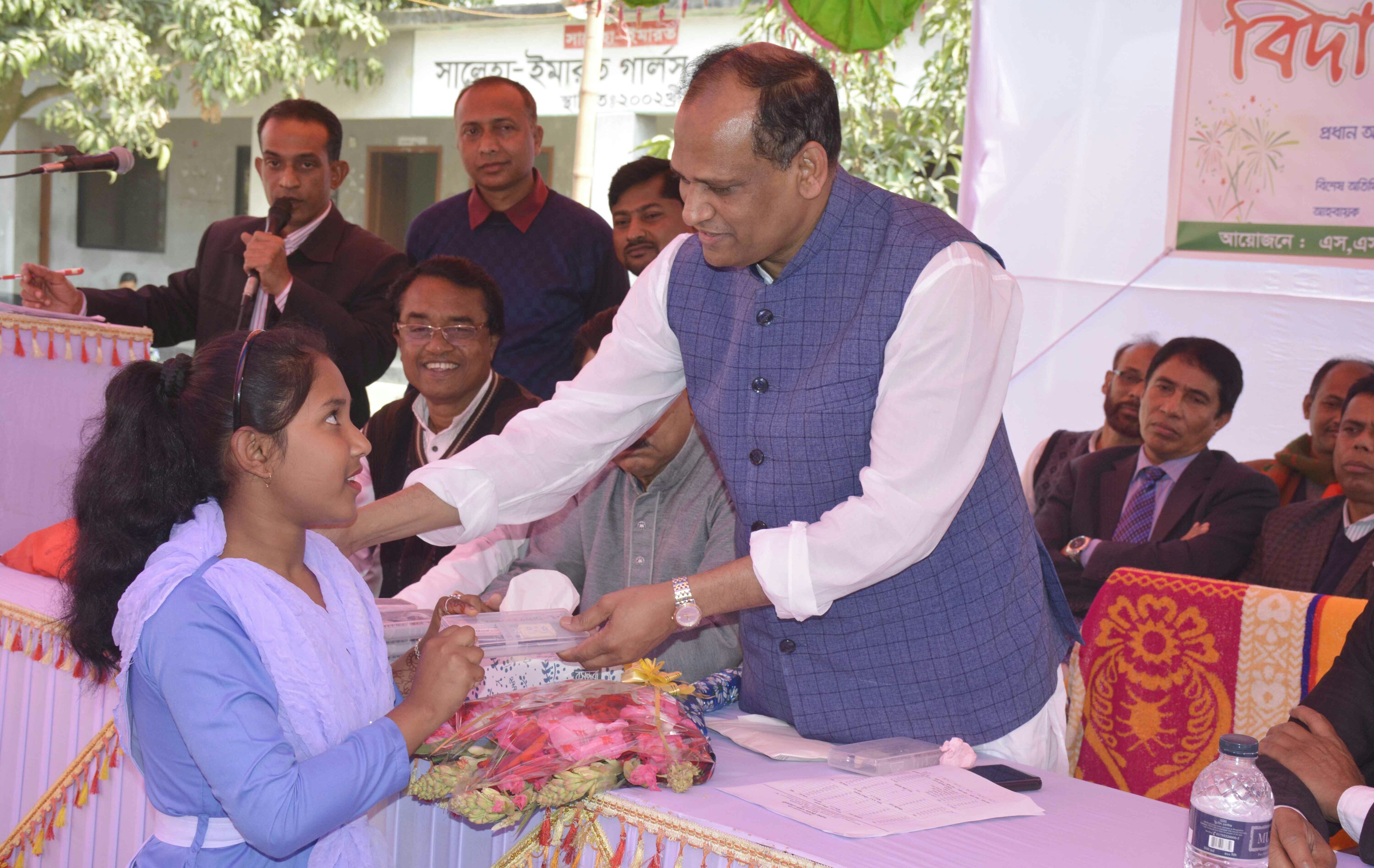 বাগমারায় সালেহা ইমারত গার্লস একাডেমির শিক্ষার্থীদের বিদায় সংবর্ধনা