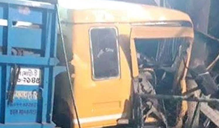 নিয়ন্ত্রণ হারিয়ে ফুটপাতে ট্রাক, ঘটনাস্থলেই নিহত দুই পথচারী