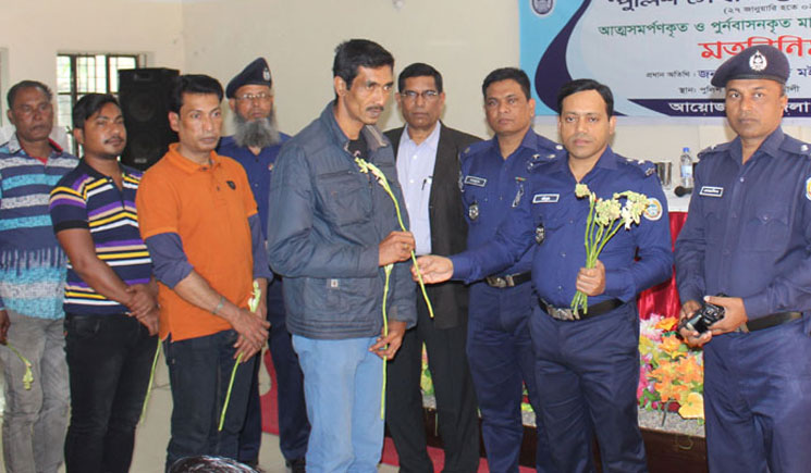 মাদকসেবীদের ফুল দিয়ে বরণ করলেন এসপি!