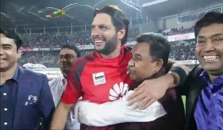 আফ্রিদিকে জড়িয়ে ধরলেন অর্থমন্ত্রী