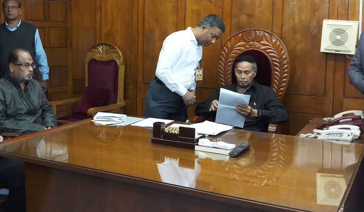 হুইল চেয়ারে করে সংসদে যোগ দিলেন এরশাদ