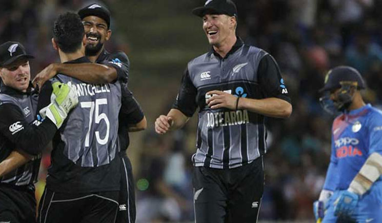 শেষ ওভারে হেরে গেল ভারত