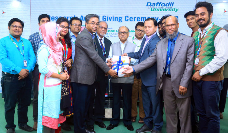 ড্যাফোডিলের গবেষণায় সেরা ডিপার্টমেন্টের পুরস্কার পেল সফটওয়্যার ইঞ্জিনিয়ারিং ডিপার্টমেন্ট 