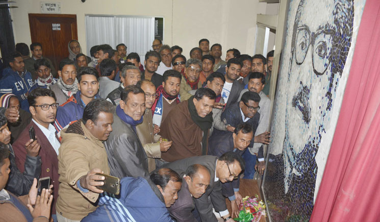 বাগমারায় বঙ্গবন্ধুর প্রতিকৃতিকে পুষ্পস্তবক অর্পন করলেন চেয়ারম্যান প্রার্থী অনিল কুমার