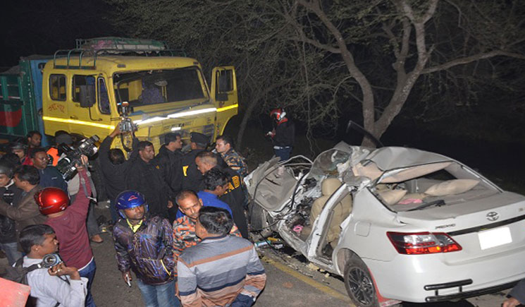 খুলনায় প্রাইভেটকার-ট্রাক মুখোমুখি সংঘর্ষে নিহত ৫