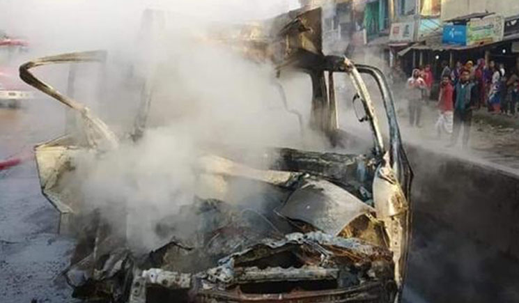 চট্টগ্রামে মাইক্রোবাসের গ্যাস সিলিন্ডার বিস্ফোরণে নিহত ৩