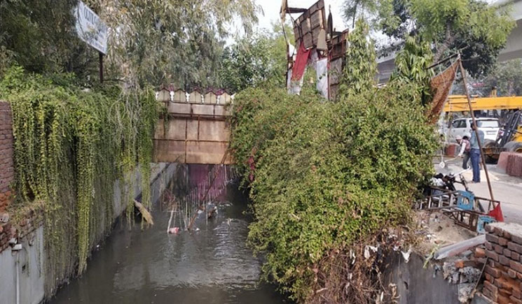 নাচতে নাচতে ব্রিজ ভেঙে সোজা ড্রেনে পড়লেন বর