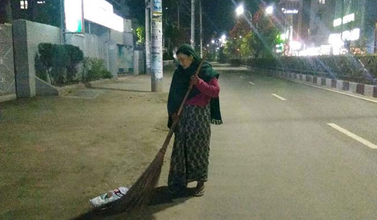 ভালো চাকরি করেন ছেলে তবু মা রাস্তার ঝাড়ুদার
