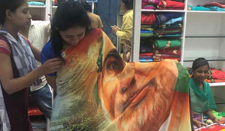 এবার শাড়িতে মোদি!