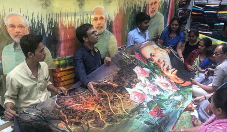 এবার শাড়িতে মোদি!