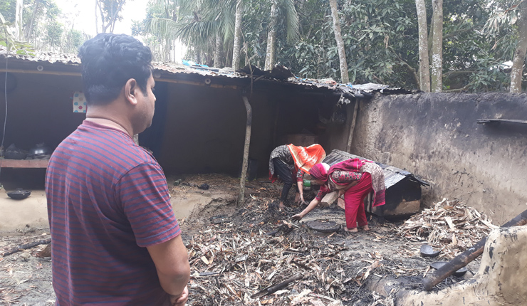 বাগমারায় অগ্নিকান্ডে ২ বাড়ি ভষ্মিভূত, সহযোগিতার আশ্বাস এমপি এনামুলের