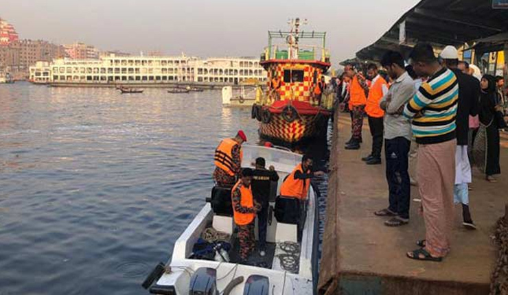 সদরঘাটে নৌকাডুবি, এক নারীর মরদেহ উদ্ধার
