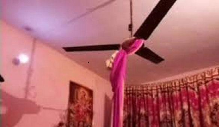 মায়ের লাশ ফ্যানে ঝুলছিল, সন্তানের নিথর দেহ ছিল বিছানায়