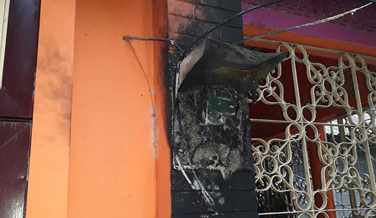 গভীর রাতে হাইভোল্টেজের তার ছিঁড়ে পড়ল বাড়িতে, দগ্ধ ৭