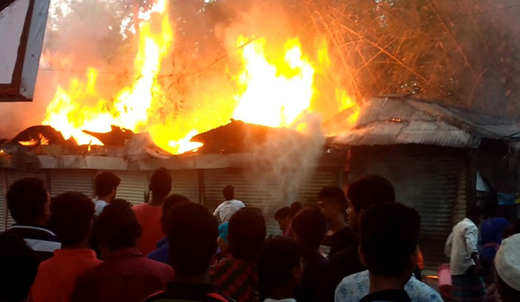 বাড্ডায় হোটেলে আগুন
