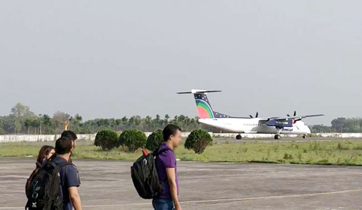 রাজশাহীতে বিমান থেকে নামিয়ে ডিসিকে তল্লাশি