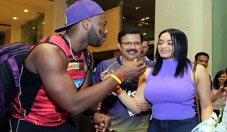 সাত ছক্কায় ম্যাচ জিতিয়ে স্ত্রী’কে কেক খাওয়ালেন রাসেল 