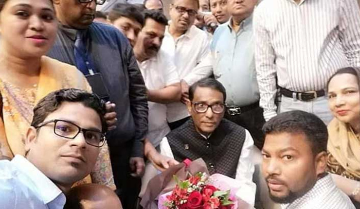 ওবায়দুল কাদেরের সঙ্গে সেলফির হিড়িক!