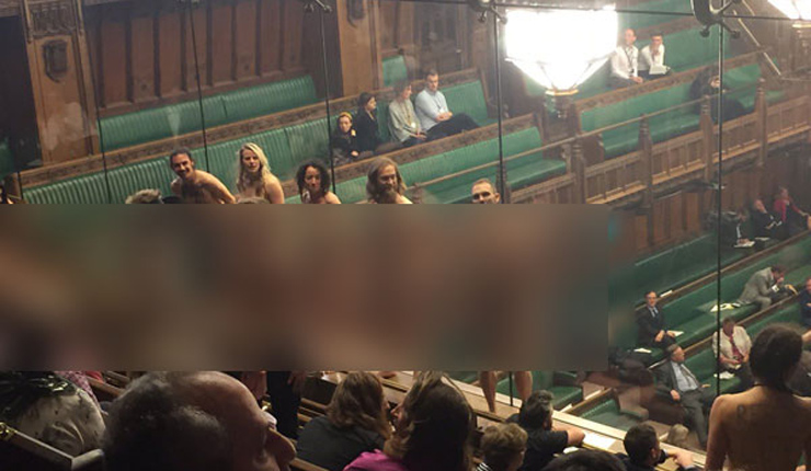 নগ্ন শরীরে 'পরিবেশ বাঁচাও' স্লোগাণে সংসদে প্রতিবাদ!