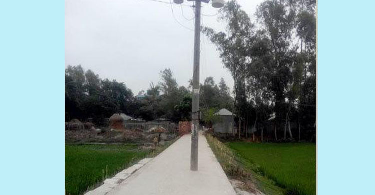 মাঝখানে বিদ্যুতের খুঁটি রেখেই সড়ক পাকা