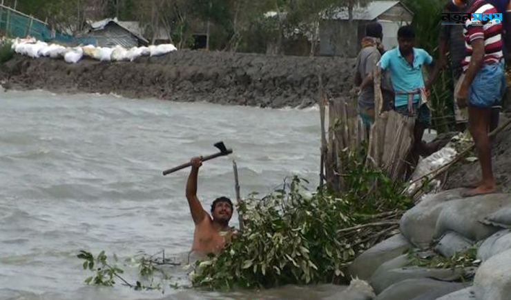 বাঁধ রক্ষায় নেমেছেন স্থানীয় জনগণ