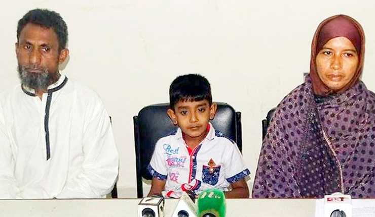ভাইয়া ও আন্টি মাকে ধরে রাখে আর বাবা বটি দিয়ে জবাই করে’