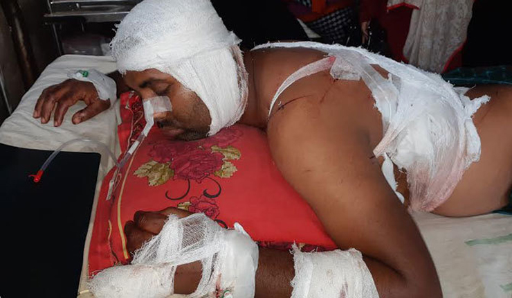 মাদক বিক্রিতে বাধা দেয়ায় লাইব্রেরিয়ানকে কুপিয়ে রক্তাক্ত