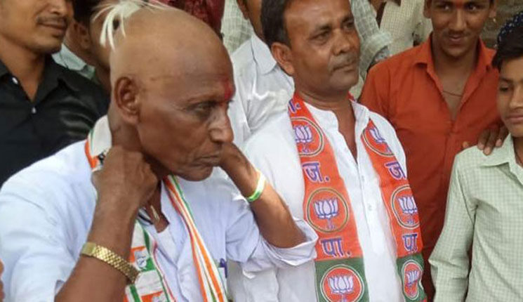 বিজেপিকর্মীর কাছে বাজি হেরে ন্যাড়া হলেন কংগ্রেসকর্মী