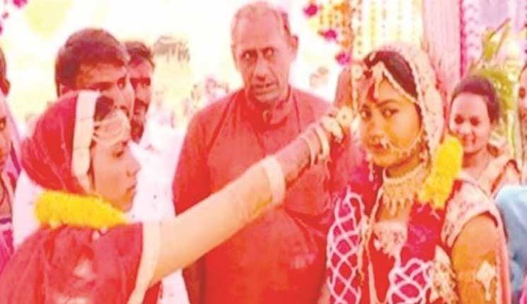 বরের বদলে বিয়ের অনুষ্ঠানে পাত্রের ভূমিকায় বোন!