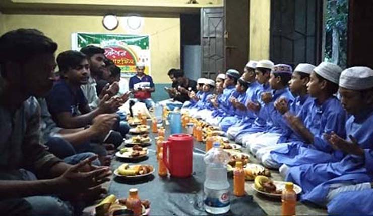 স্বপ্নতরী-৭১ এর উদ্যোগে ক্ষুদে কোরআনে হাফেজদের নিয়ে ইফতার ও দোয়া