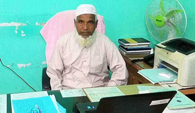 আদালতে বিচারক ছেলেকে দাঁড়িয়ে সম্মান জানালেন বাবা