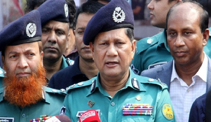 যাত্রীদের ব্যাগ টানাটানি করা যাবে না : ডিএমপি কমিশনার