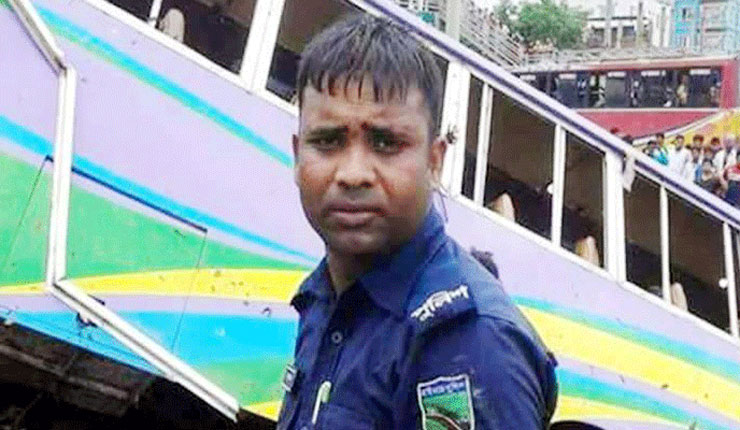 ২০ যাত্রী রক্ষাকরী কনস্টেবল পারভেজের পা রক্ষা করা সম্ভব হচ্ছে না