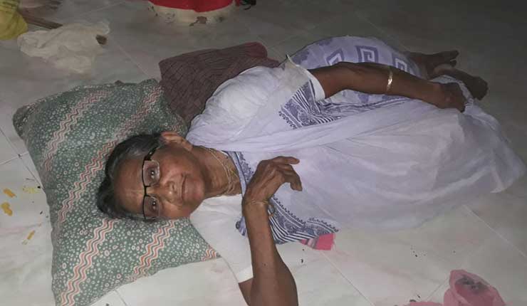 ছেলে ও ছেলের বউ এর নির্যাতনে মন্দিরে আশ্রয় মায়ের
