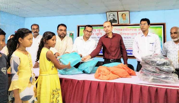 সুনামগঞ্জে ক্ষুদ্র নৃ-গোষ্ঠীর শিক্ষার্থীদের মধ্যে শিক্ষা বৃত্তি ও শিক্ষা উপকরণ বিতরণ