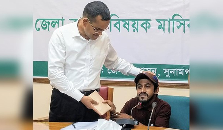 প্রতিবন্ধী কলেজছাত্রের পড়ালেখার দায়িত্ব নিলেন জেলা প্রশাসক