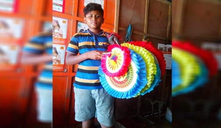 মায়ের তৈরি হাতপাখা বেচে ঈদের জামা কিনবে হাসান