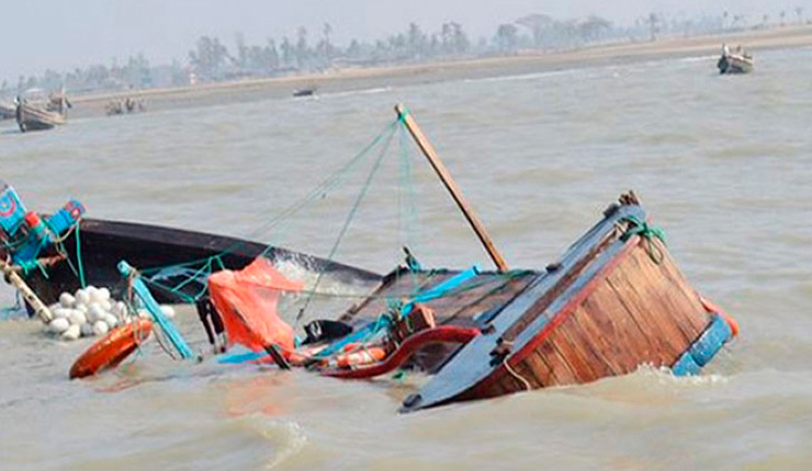মুন্সীগঞ্জে মেঘনায় ট্রলারডুবি, ৪৫ জন উদ্ধার