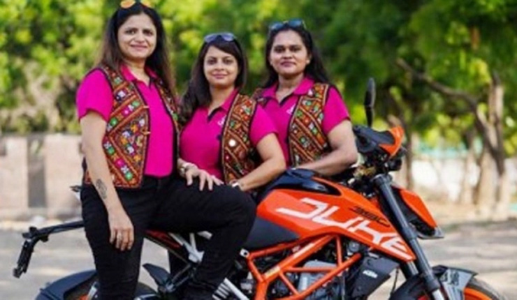 বাইক চালিয়ে লন্ডন যাচ্ছেন তিন নারী!