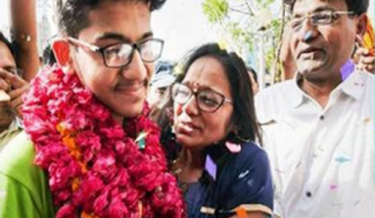 ২ বছর স্মার্টফোন থেকে দূরে, পরীক্ষায় দেশসেরা