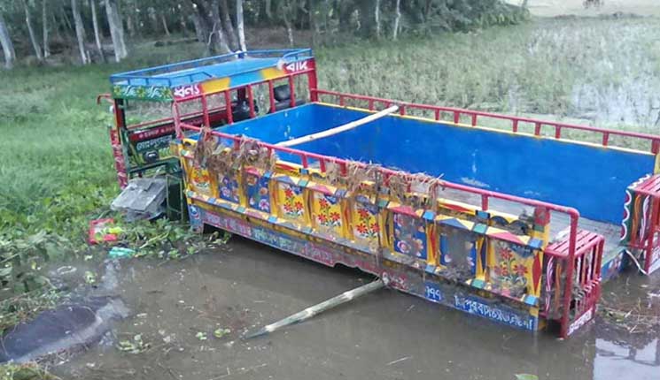 বগুড়ায় ভটভটি উল্টে ২ ভাই নিহত