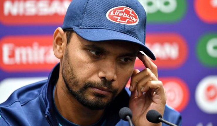 শ্রীলঙ্কা ম্যাচে জয় ছাড়া অন্য কিছু নিয়ে ভাবতে রাজি নন মাশরাফি। ছবি: এএফপি