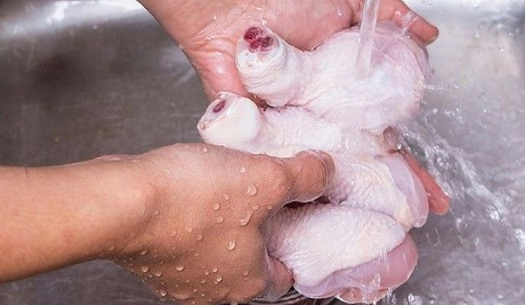 রান্নার আগে মুরগি ধুয়ে নিলে যা হয়