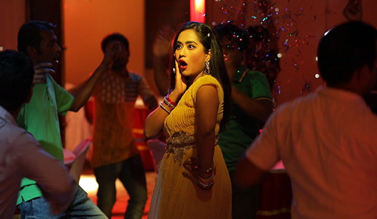 অন্ধকার ঢাকায় পতিতা মম, বইছে সমালোচনার ঝড়